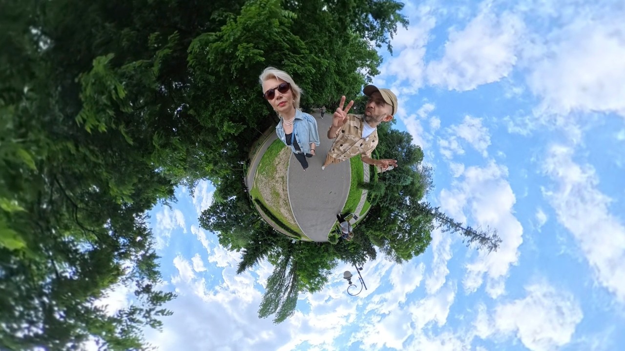Ilinca Nanoveanu și Tom Wilson, filmați cu o cameră 360 în parc